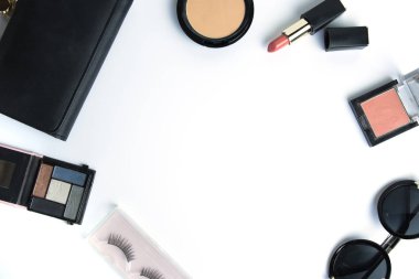 Makyaj kozmetik ve aksesuar beyaz zemin üzerine sp kopyalayın