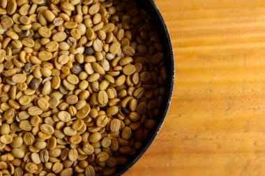 Kase sarı kuru kahve çekirdekleri.