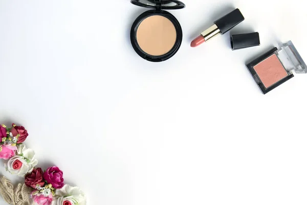 Makyaj kozmetik ve aksesuar beyaz zemin üzerine sp kopyalayın