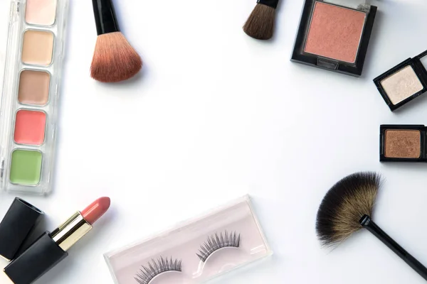 Maquillaje cosméticos y accesorios sobre fondo blanco con copia sp — Foto de Stock