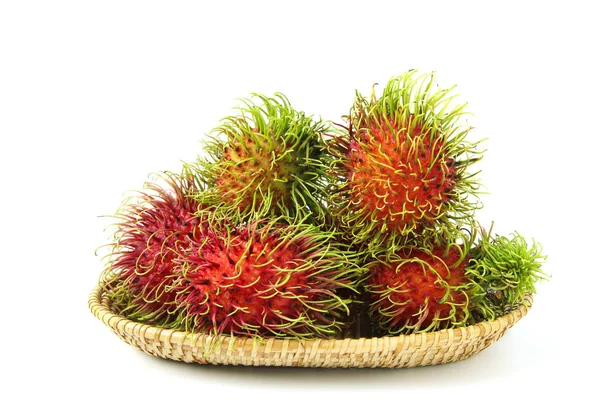 Beyaz arkaplanda taze rambutan.