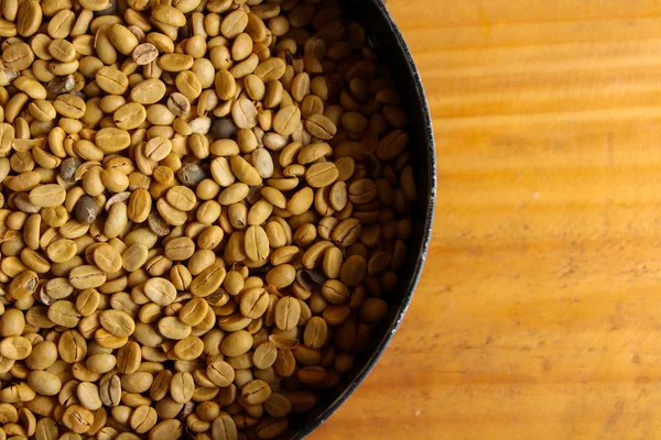 Kase sarı kuru kahve çekirdekleri.