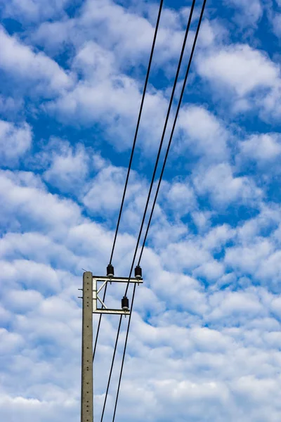 Beyaz bulut ve mavi gökyüzü yüksek gerilim elektrik direkleri.