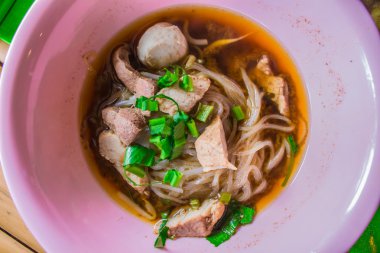 Pembe bir kase erişte.