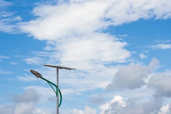 Sonnenenergie und Himmel. — Stockfoto