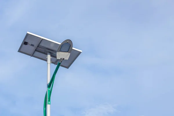 Sonnenenergie und Himmel. — Stockfoto