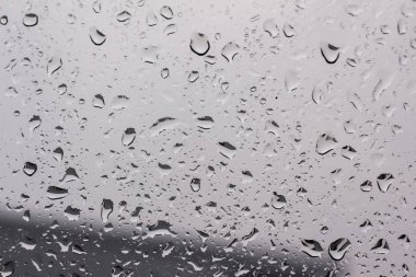 Yağışlı sezon sırasında yağmur su damlaları.