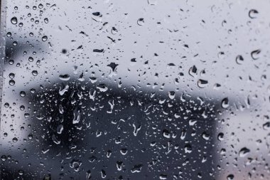 Yağışlı sezon sırasında yağmur su damlaları.