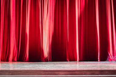 Kırmızı kadife perdeler.