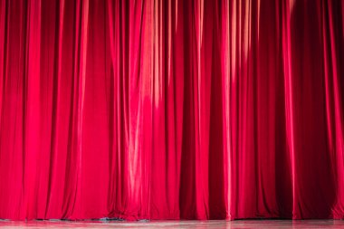 Kırmızı kadife perdeler.