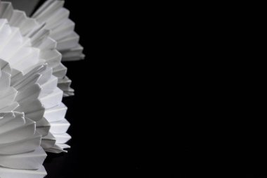 Siyah bir arka plan üzerinde raketle.