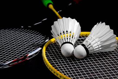 Raket ve bir raketle.