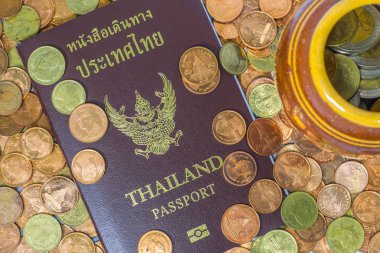 Tay pasaport sikke yığını üzerinde.