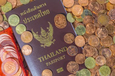 Tay pasaport sikke yığını üzerinde.