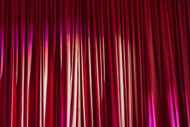 Kırmızı perdeleri ve ışık.