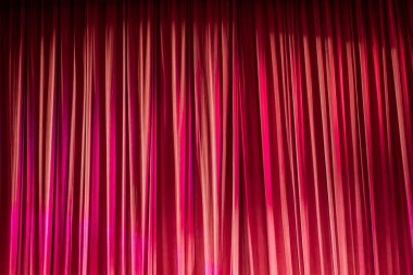 Kırmızı perdeleri ve ışık.