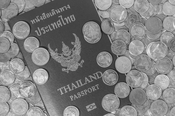 Pasaporte tailandés blanco y negro en una pila de monedas . — Foto de Stock