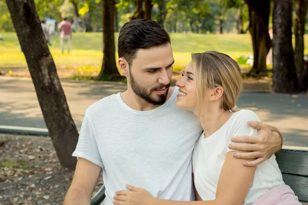 Parejas sentadas y abrazadas en el parque . —  Fotos de Stock