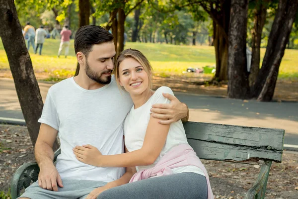 Couples sitting and hugging in the park. — Stock fotografie