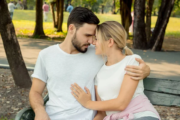 Parejas sentadas y abrazadas en el parque . —  Fotos de Stock