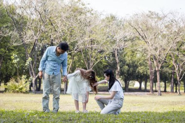 Anne ve baba çocuklara bakar..