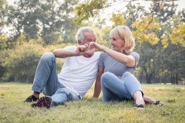 Sonbaharda parkta romantik, olgun bir çift..