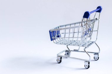 Beyaz arka planda alışveriş arabası.