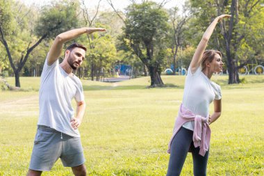 Çiftler parkta egzersiz yapıyor..