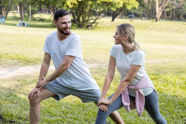 Çiftler parkta egzersiz yapıyor..