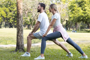 Çiftler parkta egzersiz yapıyor..