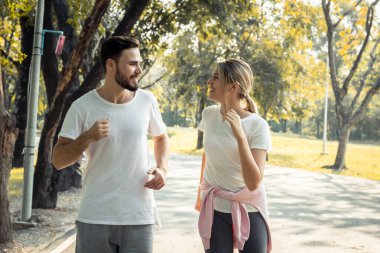 Çiftler sabah parkta egzersiz yaparlar..