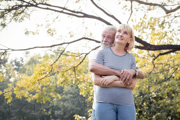 Le coppie anziane si abbracciano e sorridono felici . — Foto Stock