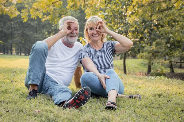 Romantikus érett pár ősszel a parkban. — Stock Fotó