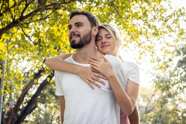 Parejas muestran amor entre sí en el parque . —  Fotos de Stock