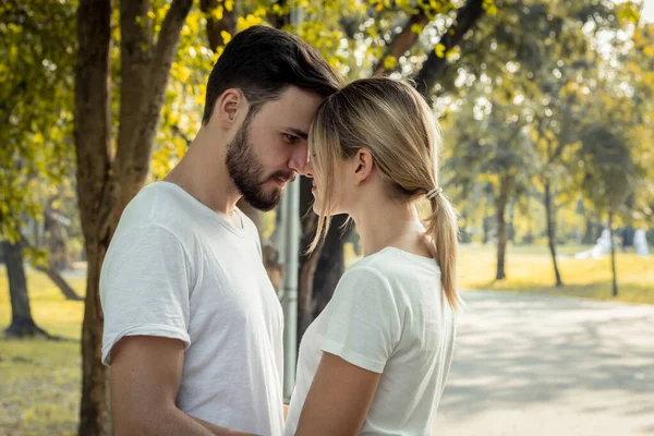 Parejas muestran amor entre sí en el parque . —  Fotos de Stock