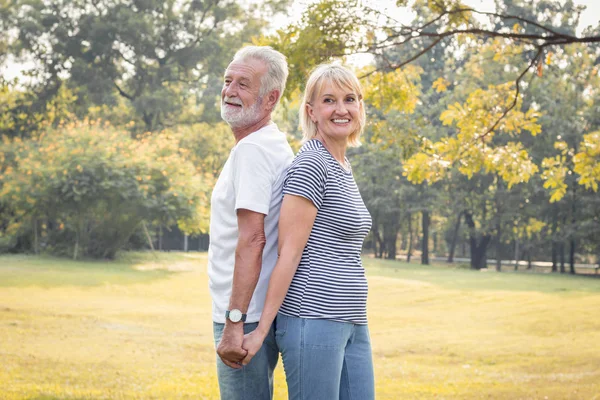 Romantikus érett pár ősszel a parkban. — Stock Fotó