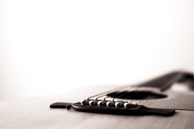 Klasik ve güzel bir akustik gitar.