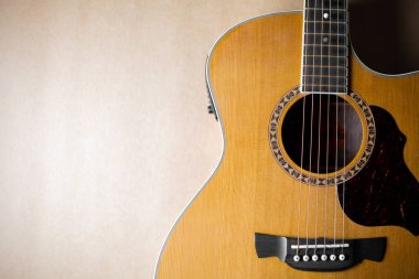 Klasik ve güzel bir akustik gitar.
