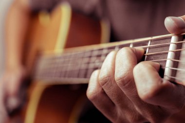 Müzisyenler akustik gitar çalıyorlar.