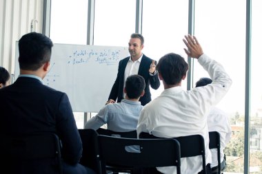 Toplantıda sorulan sorulara şef cevap veriyor..