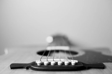 Klasik ve güzel bir akustik gitar.