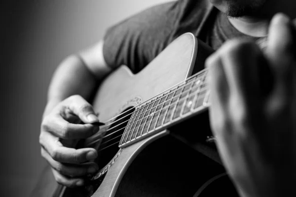 Músicos estão tocando guitarra acústica . — Fotografia de Stock