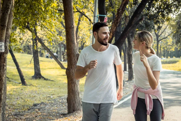 Las parejas hacen ejercicio en el parque por la mañana . —  Fotos de Stock