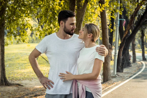 Parejas muestran amor entre sí en el parque . —  Fotos de Stock