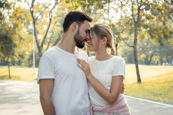 Parejas muestran amor entre sí en el parque . —  Fotos de Stock