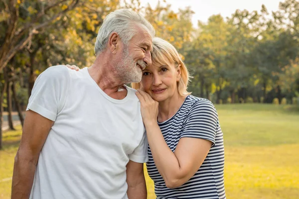 Le coppie anziane si abbracciano e sorridono felicemente . — Foto Stock