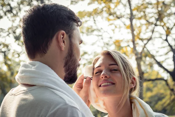 Las parejas jóvenes están limpiando el sudor después de hacer ejercicio . —  Fotos de Stock