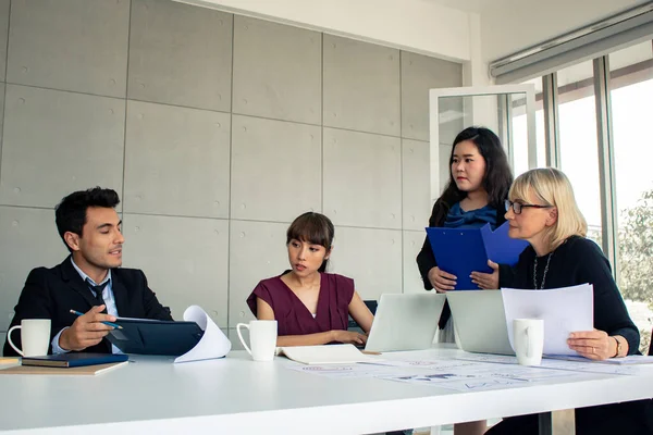 Businessmen talk to negotiate the work of the company. — Stockfoto