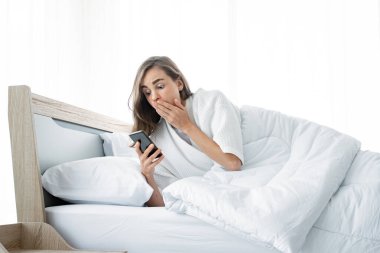 Geç uyanan kadın şokta..