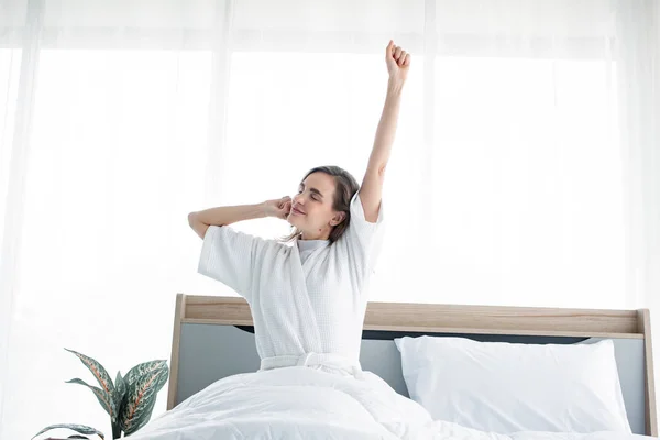 Mujer estirándose después de despertarse por la mañana . — Foto de Stock